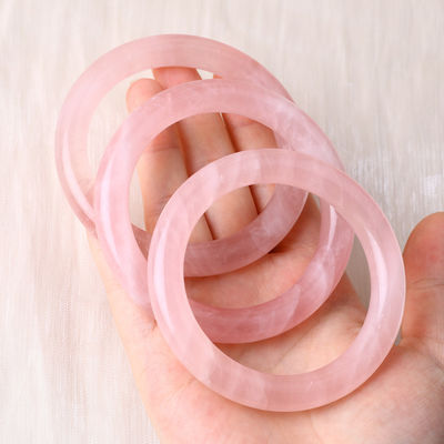 Natural Crystal Polished Stone Pink Rose Quartz Bangle Perhiasan Kristal Untuk Hadiah Ulang Tahun